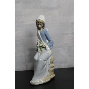 Lladro "Girl with Lilies Sitting" Collectable #4972